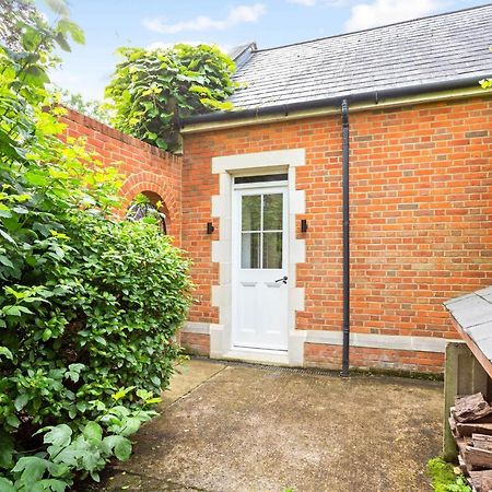 The Annexe - Beautiful Apartment With Garden Close To Heathrow And Windsor Staines-upon-Thames Exteriér fotografie